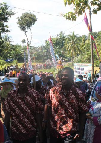 Mahasiswa Internasional UNY Semarakkan Festival Dewi Sri 2015, Kampung Emas Plumbungan