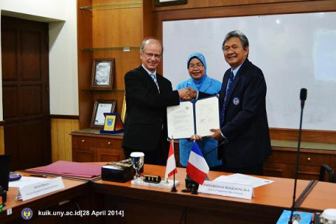 Penandatanganan MoU antara Universitas Negeri Yogyakarta dan Universite de Poitiers, Perancis