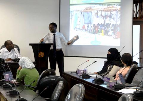 Presentasi salah satu mahasiswa KNB UNY peserta kelas seminar